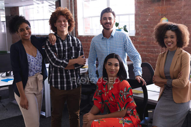Ritratto di diversi colleghi di lavoro in ufficio che guardano la telecamera sorridente. attività indipendente di design creativo. — Foto stock