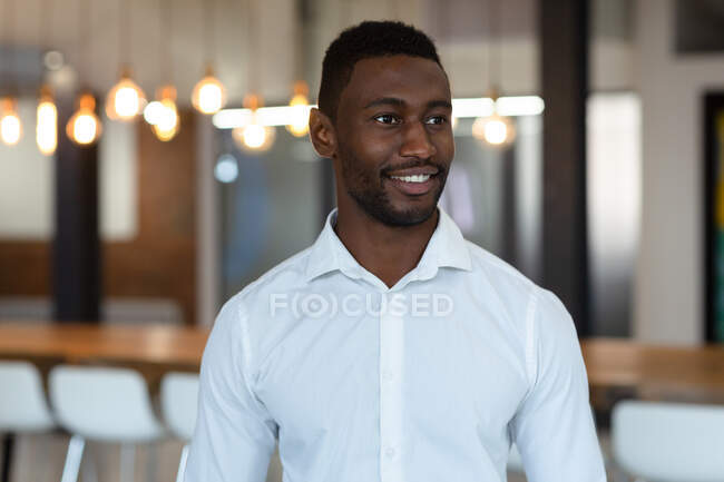 Портрет улыбающегося африканского бизнесмена в офисе. деловой человек за работой в современном офисе. — стоковое фото