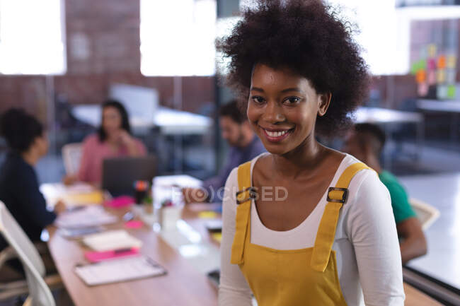 Portrait de créatrice de mode afro-américaine regardant vers la caméra souriante. entreprise indépendante de design créatif. — Photo de stock