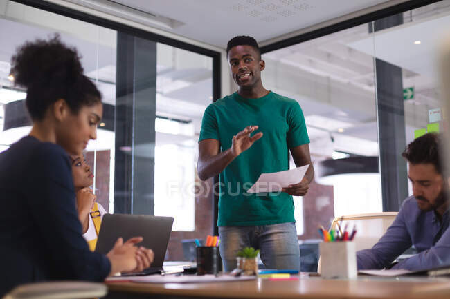 Африканський американський бізнесмен розмовляє з різними колегами в кімнаті для зустрічей. Незалежний бізнес творчого дизайну. — стокове фото