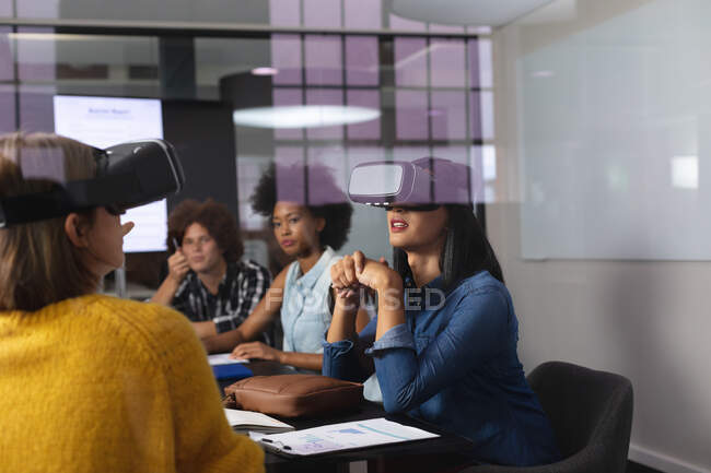Diversi gruppi di colleghi creativi che indossano auricolari vr in sala riunioni. attività indipendente di design creativo. — Foto stock