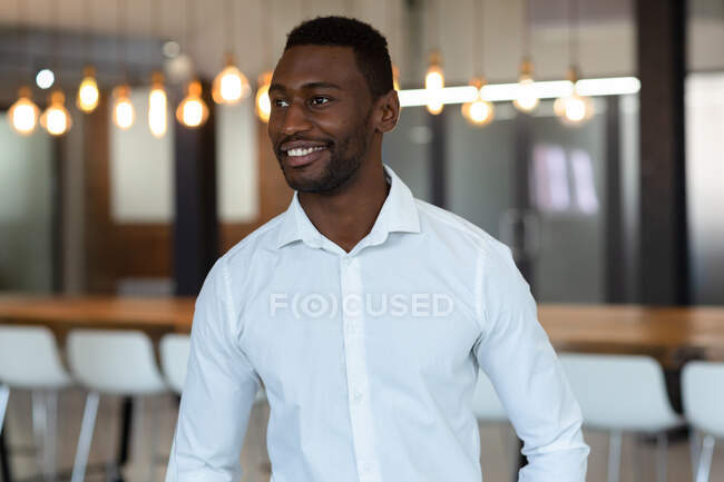 Portrait de heureux homme d'affaires afro-américain occasionnel au bureau. homme d'affaires au travail dans un bureau moderne. — Photo de stock
