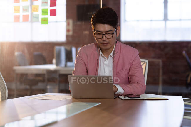 Retrato de elegante asiático empresário usando tablet computador. pessoa de negócios no trabalho em escritório moderno. — Fotografia de Stock