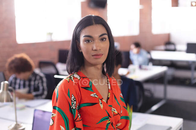 Porträt einer Geschäftsfrau mit gemischter Rasse im Büro, die in die Kamera blickt. unabhängiges kreatives Designgeschäft. — Stockfoto