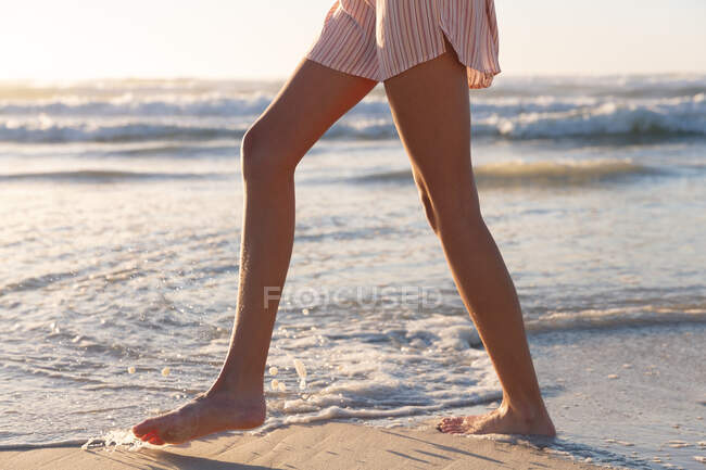 Caucasian woman wearing beach cover up having fun at the beach. healthy outdoor leisure time by the sea. — Foto stock