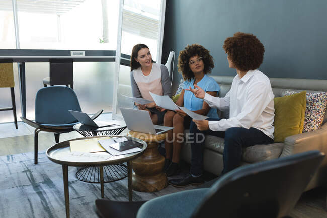 Diversi uomini e donne di colleghi d'affari seduti sul divano a lavorare e discutere. riunione informale nella business lounge. — Foto stock