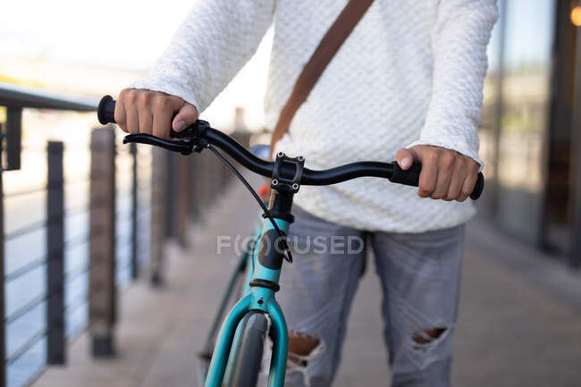 Partie médiane du vélo à roues mâles dans la rue. mode de vie urbain vert, dans la ville. — Photo de stock