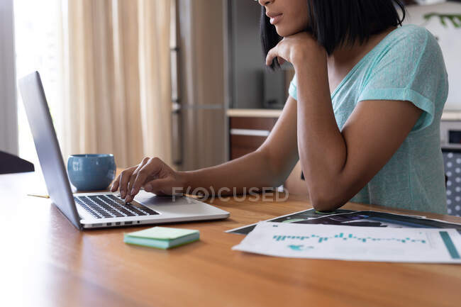 Femme transgenre mixte travaillant à la maison à l'aide d'un ordinateur portable. rester à la maison dans l'isolement pendant le confinement en quarantaine. — Photo de stock