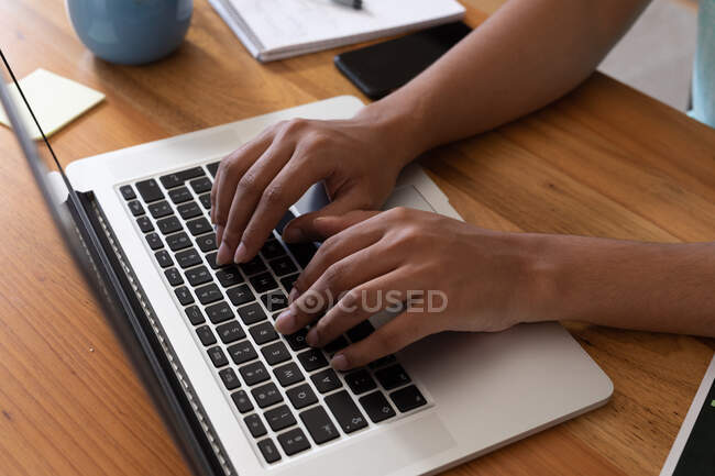 Mujer que trabaja en casa usando laptop. permanecer en casa aislado durante el bloqueo de cuarentena. - foto de stock