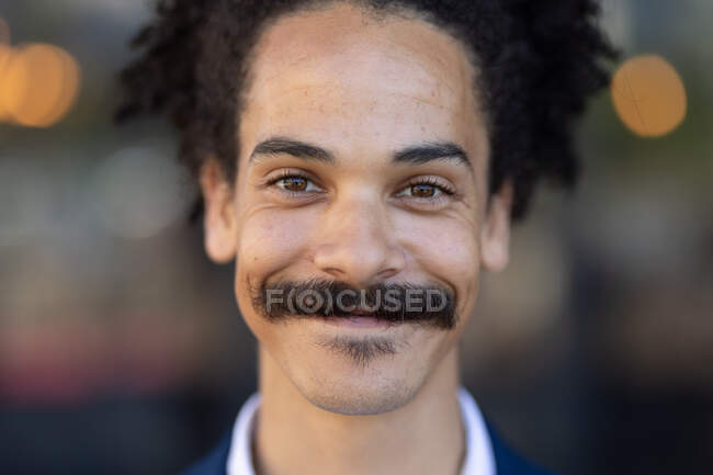 Porträt eines Mischlingsrüden mit Schnurrbart, der in die Kamera blickt und lächelt. unabhängiges Kleinunternehmen in einer Stadt. — Stockfoto
