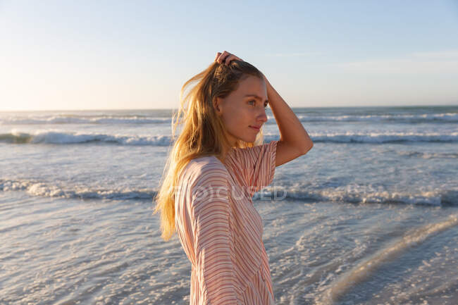 Kaukasische Frau in Strandkleidung, die sich am Strand vergnügt. gesunde Freizeit im Freien am Meer. — Stockfoto