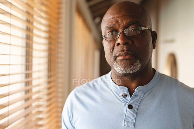 Портрет вдумливого афроамериканського старшого чоловіка, що стоїть вдома. концепція пенсійного забезпечення та самотності літніх людей — стокове фото