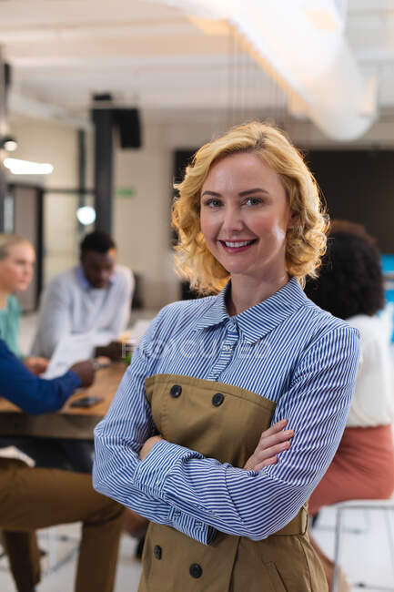 Portrait de femme caucasienne souriant tout en se tenant debout au bureau moderne. affaires, professionnalisme et concept de bureau — Photo de stock