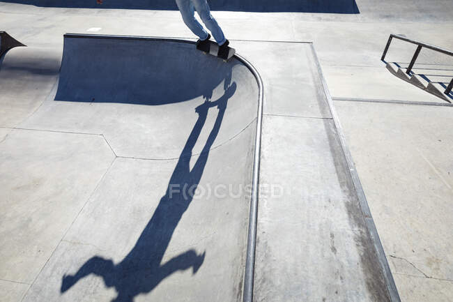 Niedriger Abschnitt der Skateboarding-Männer an sonnigen Tagen. Abhängen im städtischen Skatepark im Sommer. — Stockfoto