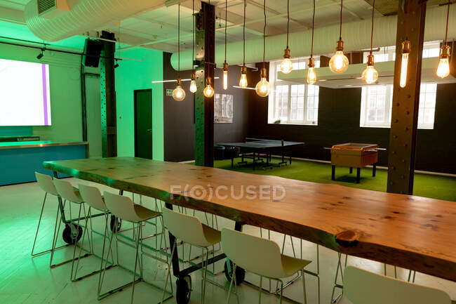 Vista de design de interiores de escritório moderno com cadeiras, lâmpadas e espaço de trabalho. conceito moderno de design de interiores — Fotografia de Stock