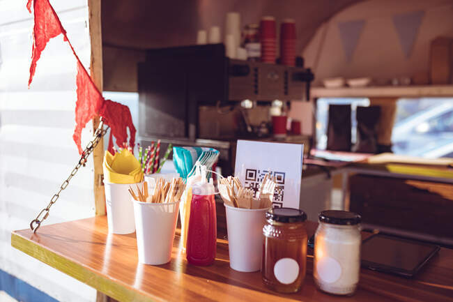 Vista da vicino del food truck con condimenti e bunting rosso. concetto indipendente di business e street food. — Foto stock