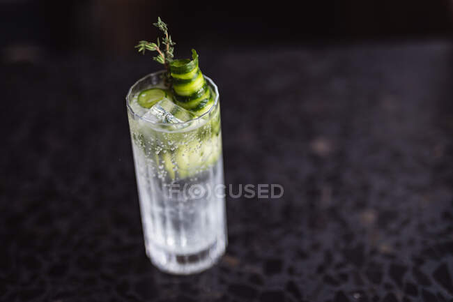 Vista de perto do coquetel de gim com ervas frescas na superfície preta. conceito de bebida de cocktail tropical e de verão — Fotografia de Stock