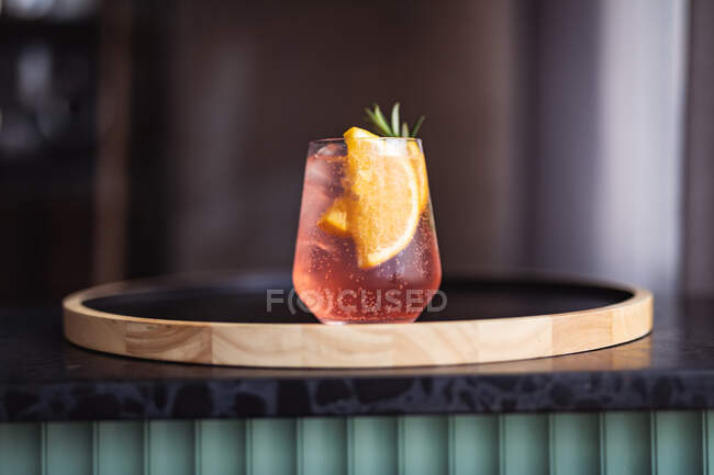 Vue rapprochée du gin cocktail au citron vert frais et au romarin sur plateau en bois. concept de cocktail estival et tropical — Photo de stock
