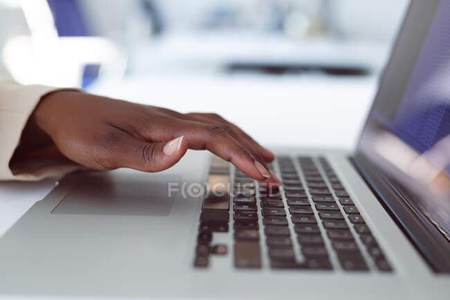 Primo piano di mani di donna d'affari che usa il computer portatile. attività creativa indipendente in un ufficio moderno. — Foto stock