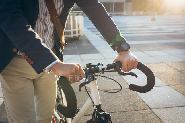 Mittelteil des Geschäftsmannes, der mit dem Fahrrad in der Stadtstraße geht. Geschäftsmann im Stadtkonzept unterwegs. — Stockfoto