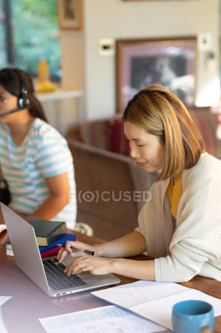 Усміхаючись азійською жінкою за допомогою ноутбука. вдома в ізоляції під час карантину.. — стокове фото