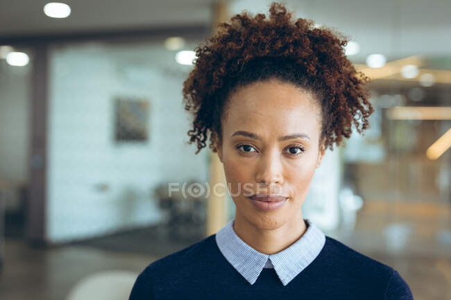 Retrato de mulher de negócios de raça mista olhando para câmera com escritório no fundo. trabalhar em um negócio criativo independente. — Fotografia de Stock