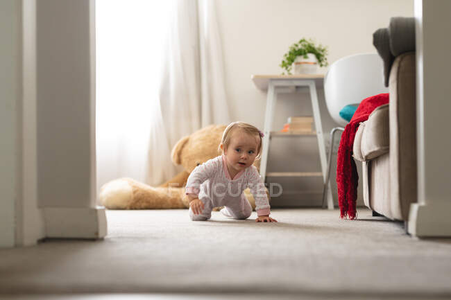 Caucásico lindo bebé arrastrándose en el suelo en casa. maternidad, amor y cuidado del bebé - foto de stock