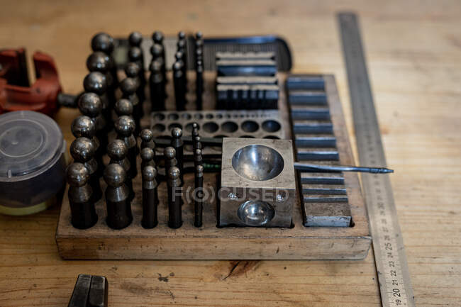Gros plan de divers outils de bijouterie couchés sur la table en atelier. entreprise artisanale indépendante. — Photo de stock