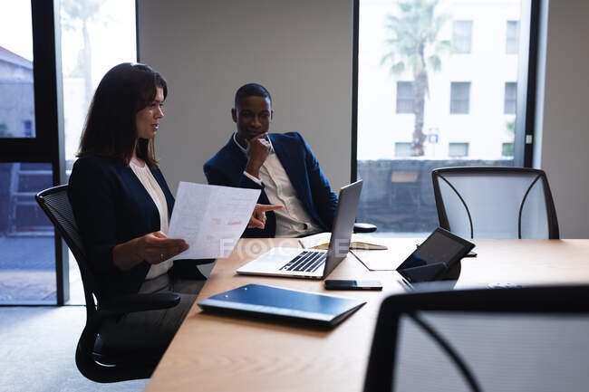 Diverso homem de negócios e mulher de negócios discutindo sobre laptop na sala de reuniões no escritório moderno. conceito de negócio e escritório — Fotografia de Stock
