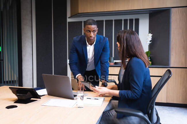 Різноманітний бізнесмен і бізнес-леді обговорюють через цифровий планшет в конференц-залі в офісі. бізнес та офісна концепція — стокове фото