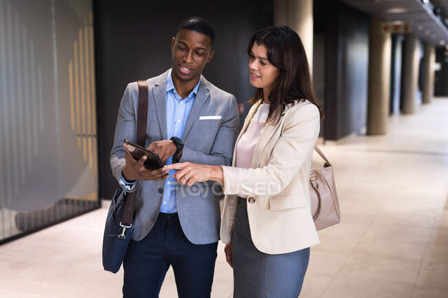 Divers hommes d'affaires et femmes d'affaires discutent sur tablette numérique au bureau moderne. concept d'entreprise et de bureau — Photo de stock