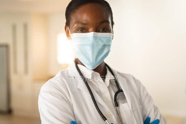 Porträt einer afrikanisch-amerikanischen Ärztin mit Gesichtsmaske, die in die Kamera blickt. Medizinische und Gesundheitsdienste während der Coronavirus-Pandemie 19. — Stockfoto