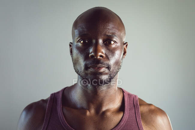 Porträt eines fitten afrikanisch-amerikanischen Mannes, der im Fitnessstudio trainiert und direkt in die Kamera blickt. gesunder aktiver Lebensstil, Crosstraining für Fitness. — Stockfoto