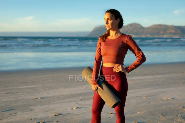 Porträt kaukasischer Frauen, die Yoga praktizieren, am Strand stehen und eine Pause einlegen. gesunder aktiver Lebensstil, Fitness und Wohlbefinden im Freien. — Stockfoto