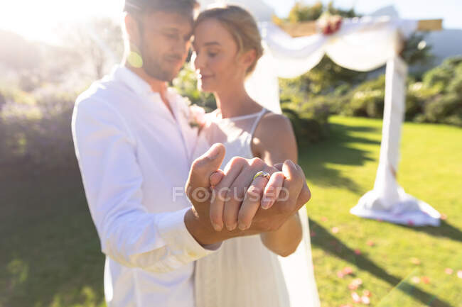 Felici sposi caucasici che si sposano e si tengono per mano. matrimonio estivo, matrimonio, amore e concetto di celebrazione. — Foto stock
