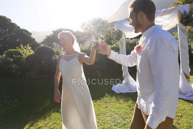 Счастливая кавказская невеста и жених женятся и танцуют. летняя свадьба, свадьба, любовь и праздник. — стоковое фото
