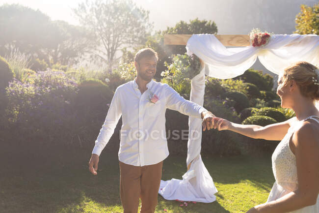 Happy caucasian bride and groom getting married and dancing. summer wedding, marriage, love and celebration concept. — Stock Photo
