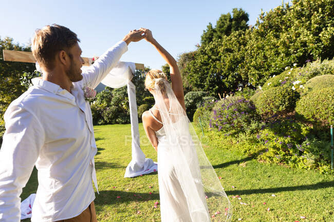 Glückliche kaukasische Braut und Bräutigam heiraten und tanzen. Sommerhochzeit, Ehe, Liebe und Festkonzept. — Stockfoto