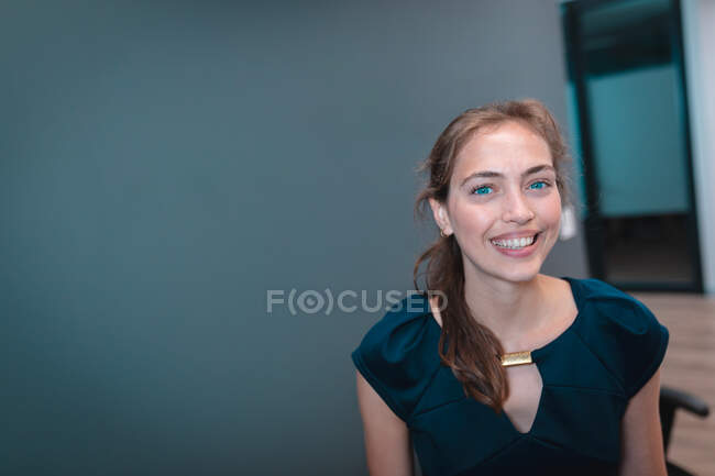 Ritratto di donna d'affari caucasica che sorride e guarda la macchina fotografica. lavorare in un'attività creativa indipendente. — Foto stock