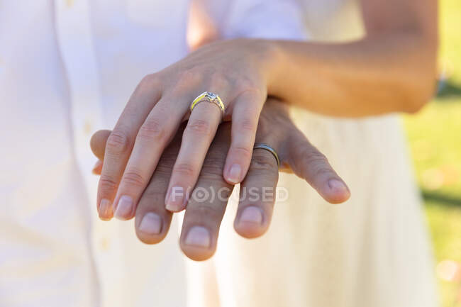 Noiva caucasiana e noivo se casando e usando anéis. casamento de verão, casamento, amor e celebração conceito. — Fotografia de Stock