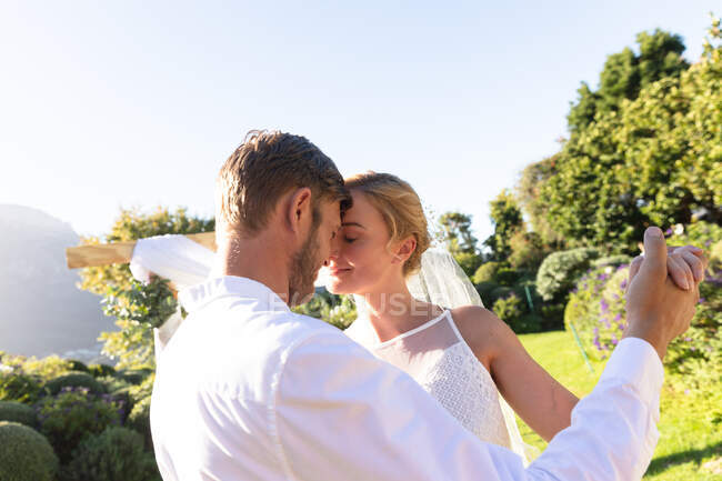Felici sposi caucasici che si sposano e ballano. matrimonio estivo, matrimonio, amore e concetto di celebrazione. — Foto stock