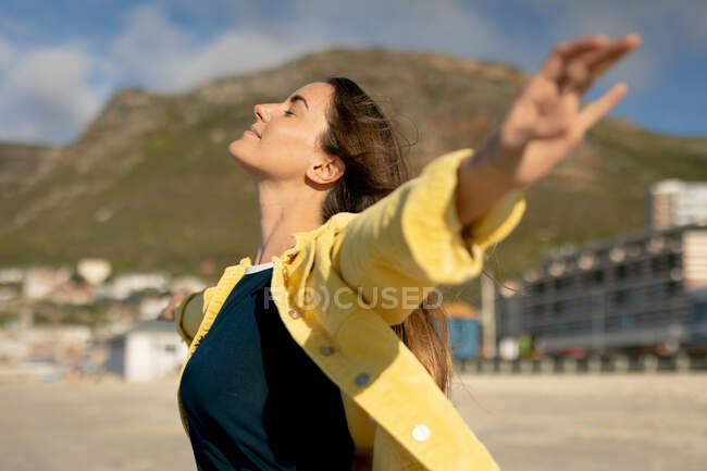 Щаслива біла жінка розважається, витримує на пляжі з відкритими руками. свято, свобода і дозвілля на відкритому повітрі . — стокове фото