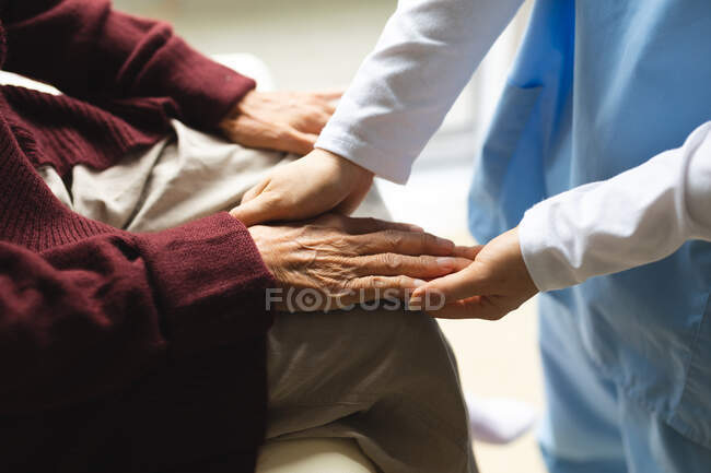 Женщина-физиотерапевт лечит пациентку дома. медицинское и физиотерапевтическое лечение. — стоковое фото