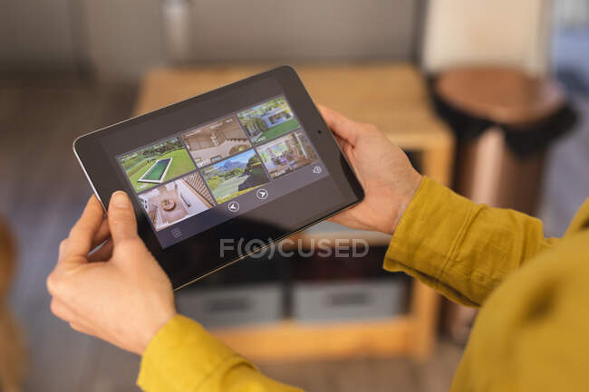 Mulher vestindo camisa amarela e usando tablet. estilo de vida doméstico, passar o tempo livre em casa. — Fotografia de Stock