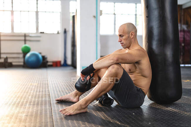 Homem caucasiano forte que se exercita no ginásio, tendo um resto. treinamento cruzado de força e aptidão para boxe. — Fotografia de Stock