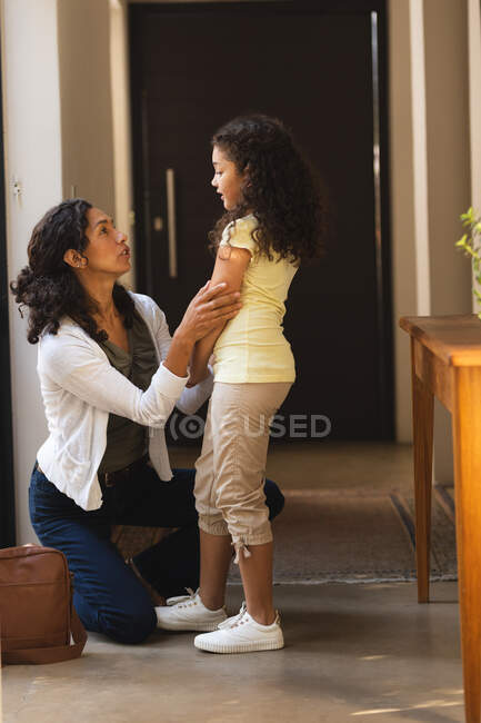 Glücklich gemischte Rasse Mutter und Tochter im Gespräch auf dem Flur. Lebensstil und hochwertige Zeit zu Hause verbringen. — Stockfoto