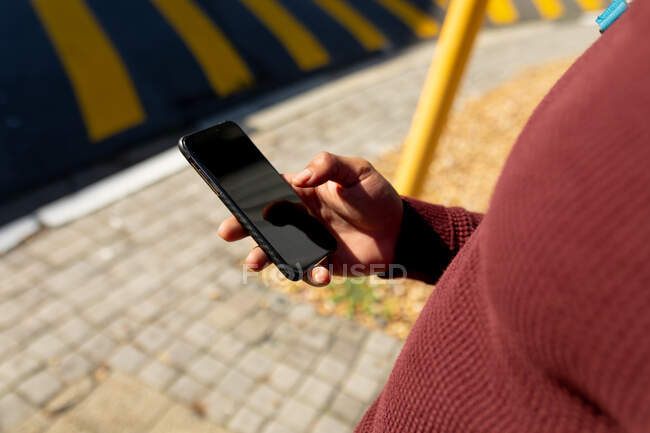 Человек в городе использует смартфон. цифровая реклама на ходу, на улице и по городу. — стоковое фото