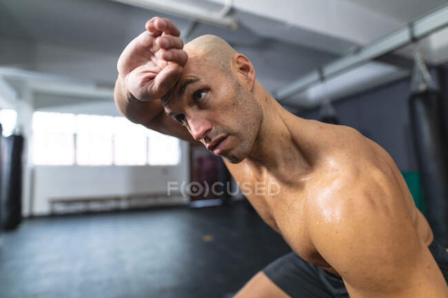 Homem caucasiano a exercitar-se no ginásio, de cabeça erguida. treinamento cruzado de força e aptidão para boxe. — Fotografia de Stock