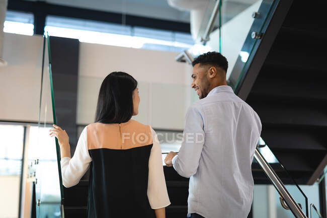Разнообразные коллеги по бизнесу мужчины и женщины улыбаются и разговаривают. работа в бизнесе в современном офисе. — стоковое фото