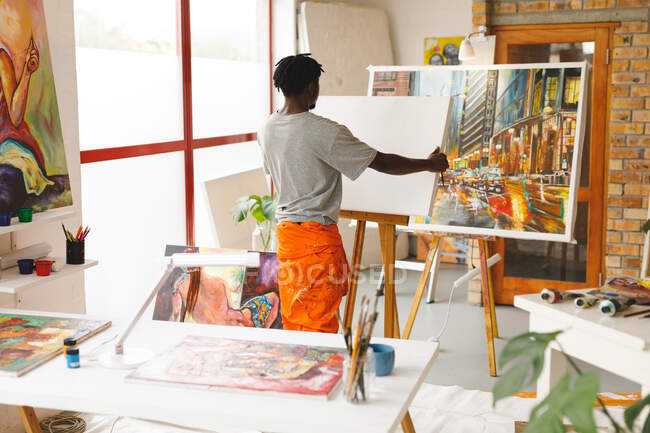 Африканський американський чоловічий художник працює в художній студії. Творіння та натхнення у художній майстерні. — стокове фото